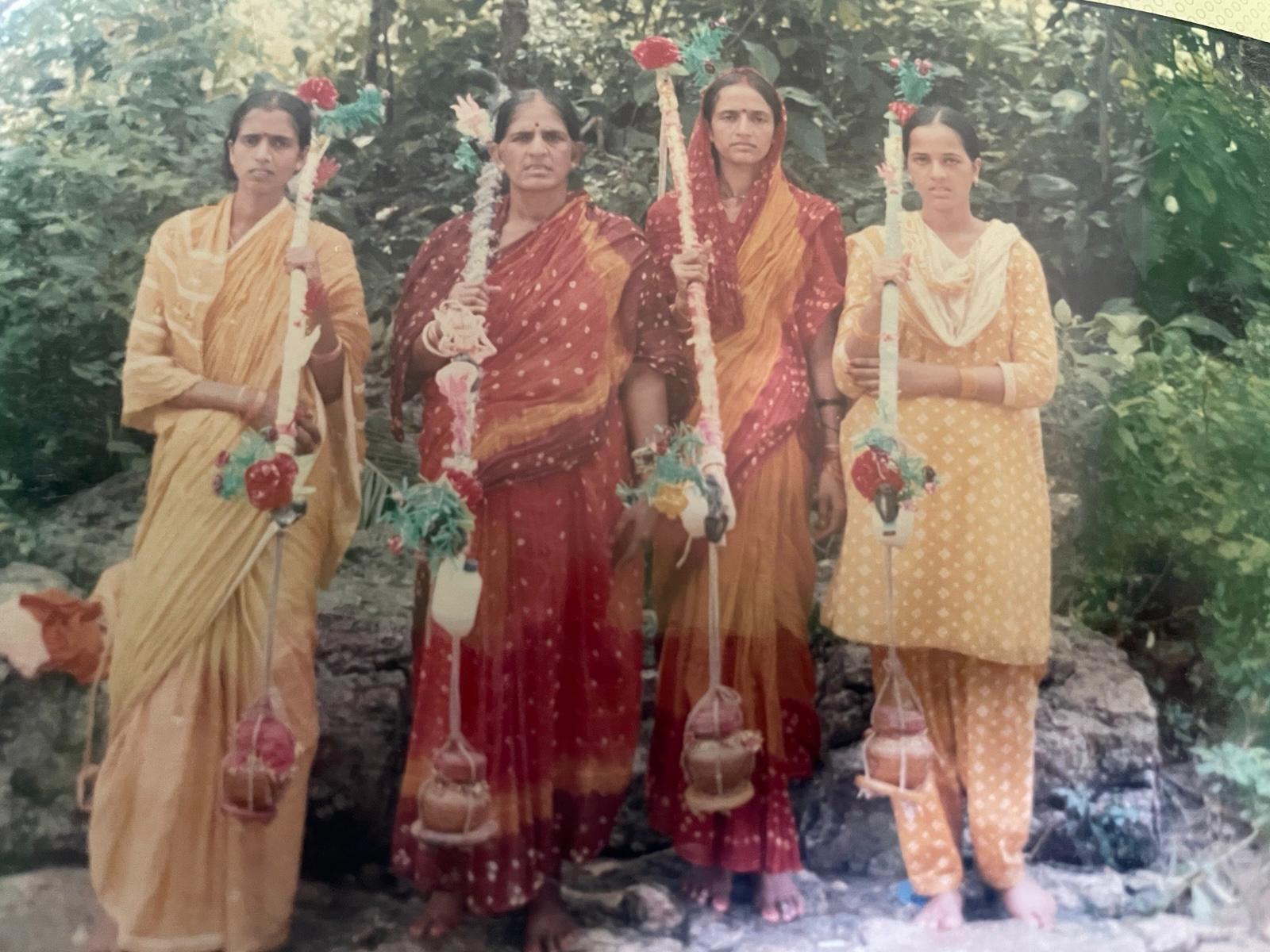 कांवड़ यात्रा के दौरान अपनी बेटियों के साथ खड़ी फुला देवी।