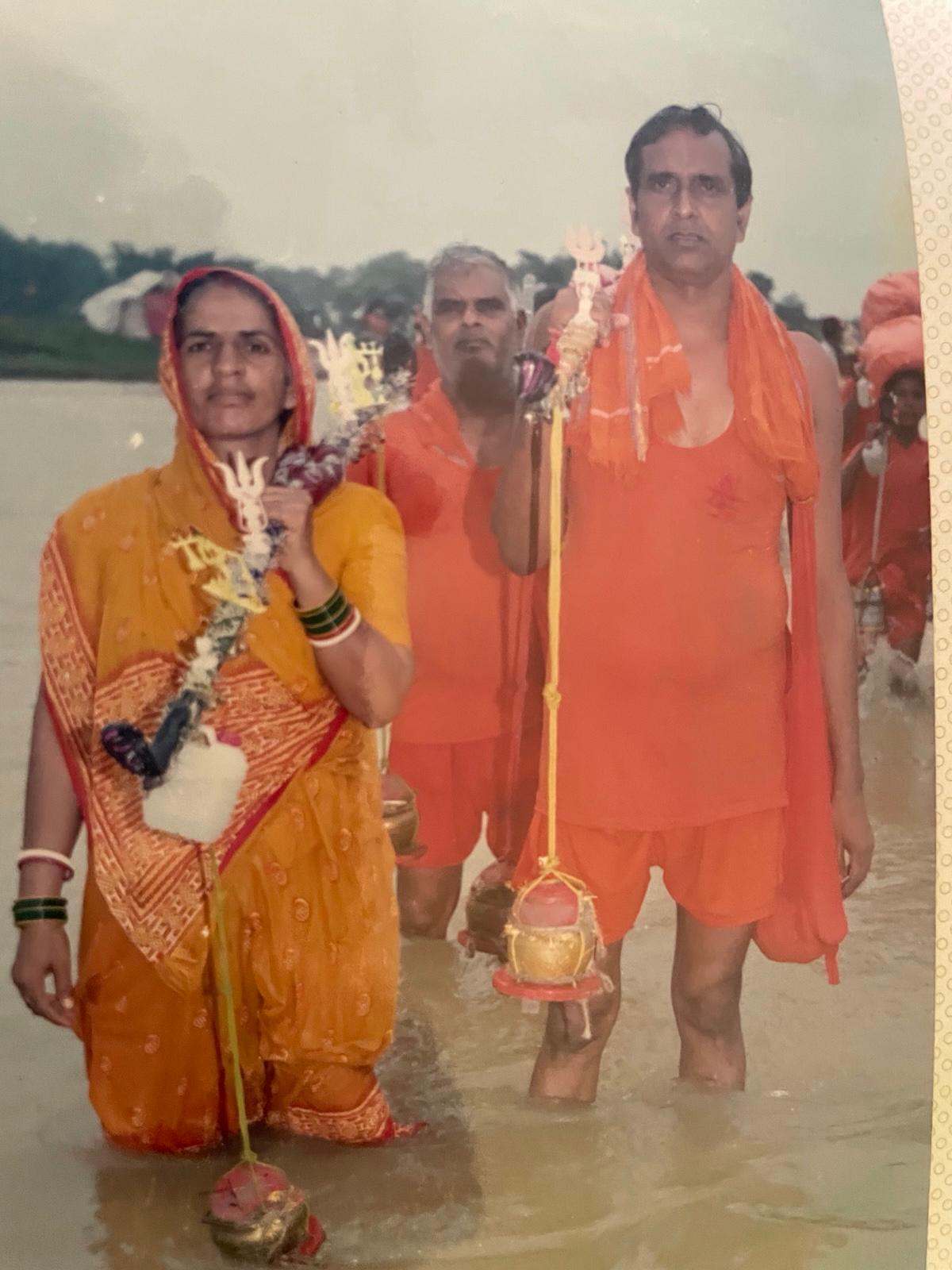 कांवड़ यात्रा के दौरान फुला देवी और उनके पति।